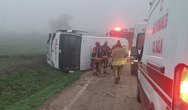 Öğrencileri taşıyan servis devrildi