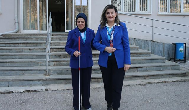 Engel sadece gözlerde! Ebru'ya mesai desteği