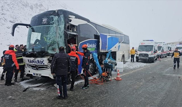 Otobüs tıra çarptı! Çok sayıda yaralı
