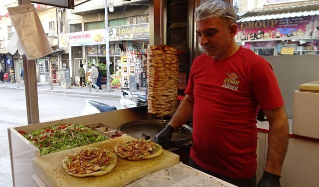 Bu esnafı gören şaşıp kalıyor! 35 TL'ye döner satıyor