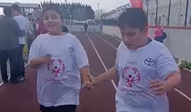 Yürekleri ısıtan görüntü! Yarışı bırakıp arkadaşını bekledi