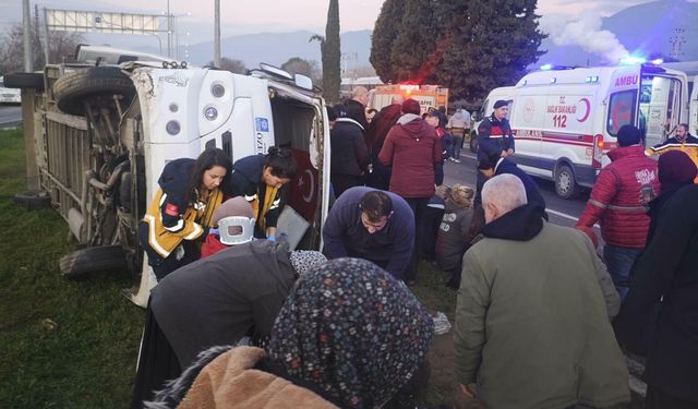 İşçi servisi devrildi: Çok sayıda yaralı var