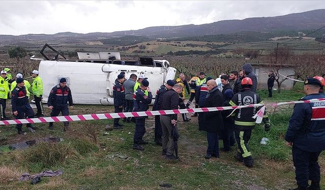 İçinde 25 kişi olan midibüs devrildi