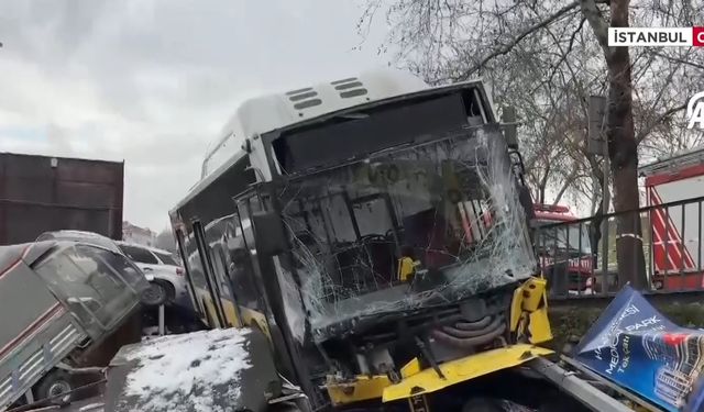 İETT otobüsü otoparka daldı