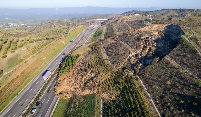 İstanbul - İzmir otoyolunda heyelan! 3 şerit kullanılamaz hale geldi