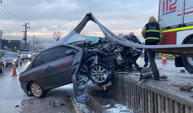 Facia gibi kaza! Otomobil bariyerlere ok gibi saplandı