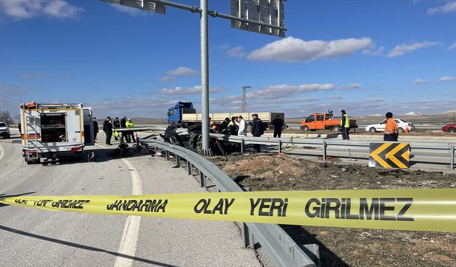 Feci kaza! Otomobil bariyerlere ok gibi saplandı