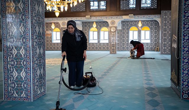 Gönüllü kadınlar ramazan öncesi camileri temizledi