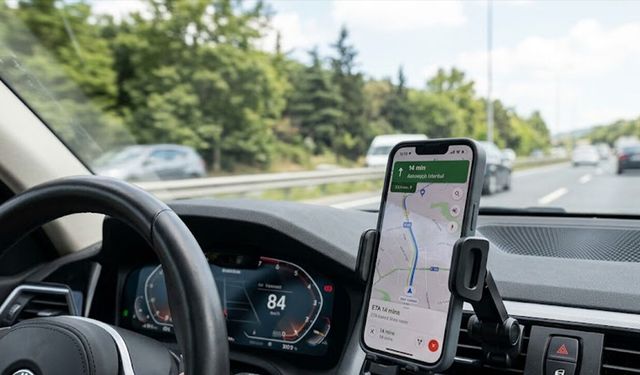 Araçta telefon tutucu yasaklandı mı? Net açıklama geldi