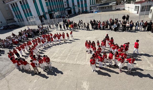 Öğrenciler İstiklal Marşı'nı işaret diliyle okudu