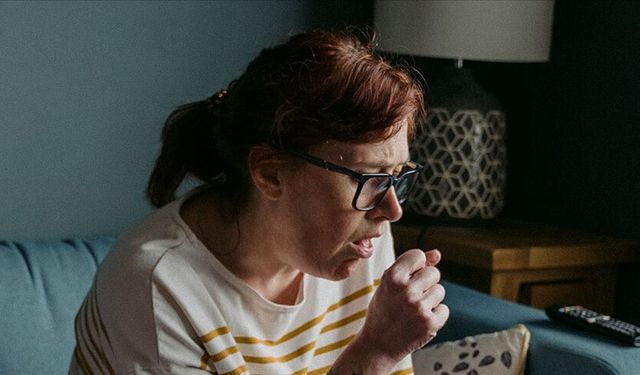 Uzman isimden 'geçmeyen öksürük' uyarısı! "Ciddi sorunlar çıkabiliyor"