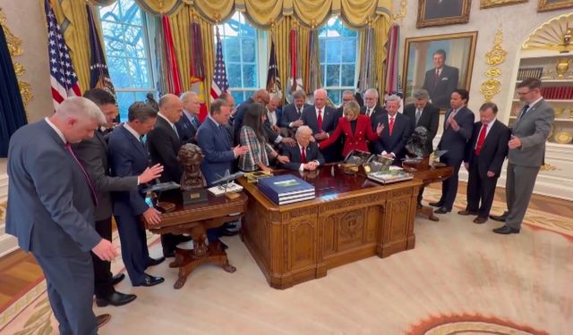 İlginç an! Trump'a dokunarak dua ettiler