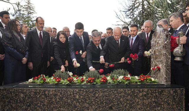 Devlet Bahçeli, Alparslan Türkeş'in kabrini ziyaret etti