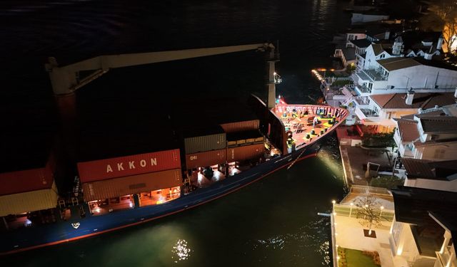 İstanbul Boğazı'nda facianın eşiğinden dönüldü! Yalıya metreler kala...