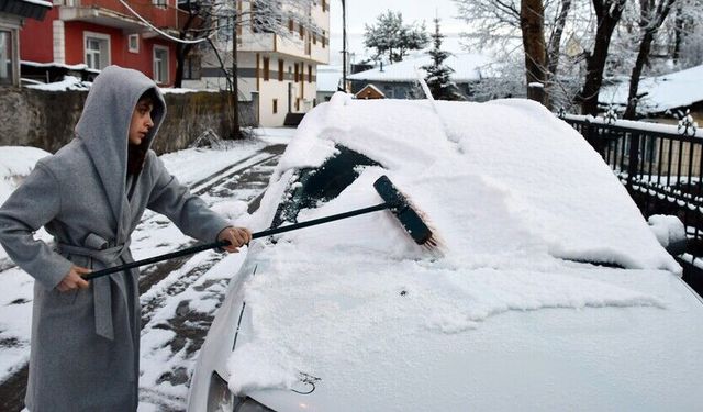 İki ilimiz beyaza büründü! Kar kalınlığı 15 santimetreyi geçti