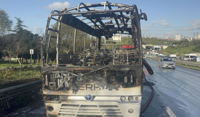 İstanbul’da korkutan yangın! Seyir halindeki midibüs demir yığınına döndü