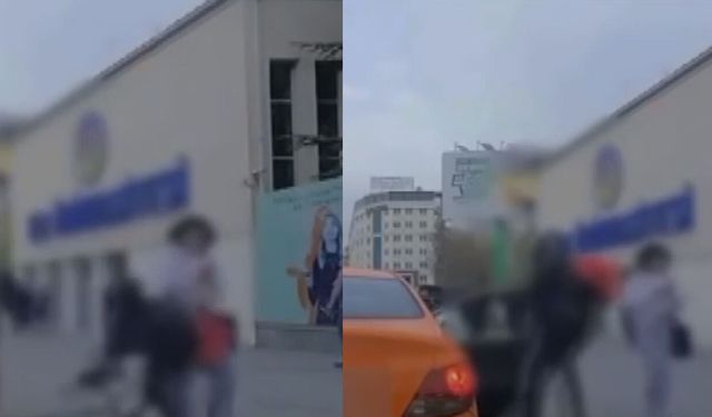 Taksinin açılan kapısına çarptı! O anlar kameralara yansıdı