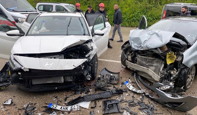Feci kaza! Otomobiller çarpıştı: Yaralılar var