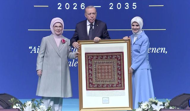Erdoğan'a dikkat çeken hediye! Bakan gözlerini alamadı