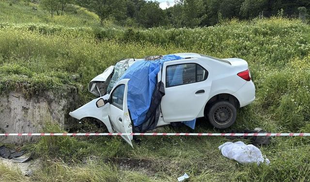 Kastamonu’da feci kaza! Otomobil istinat duvarına çarptı