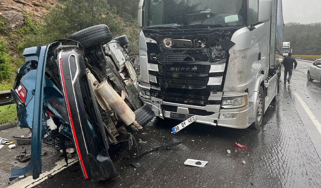 Tır, otomobile çarptı! Ölü ve yaralılar var