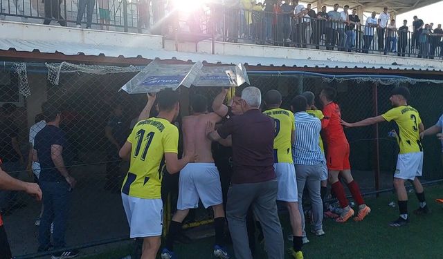 Şampiyonluk maçı sonrası büyük olay! Kartlar havada uçuştu