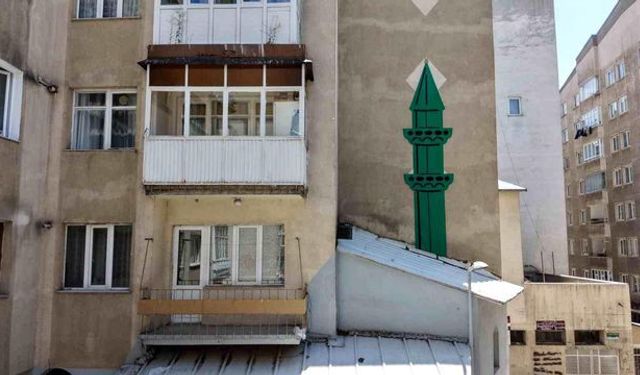 Uzaktan görenler minare zannediyor