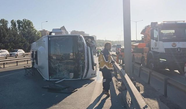 İstanbul'da midibüs bariyerlere çarptı! Çok sayıda yaralı