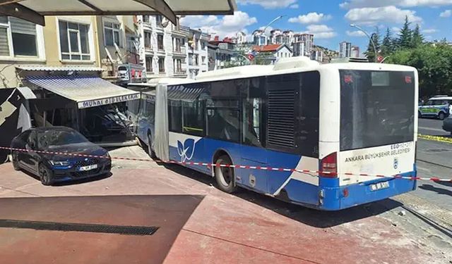 Ankara'da korku dolu anlar! Belediye otobüsü iş yerine daldı