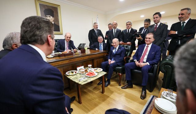 Bahçeli'den Meclis Başkanı Kurtulmuş'a anlamlı hediye