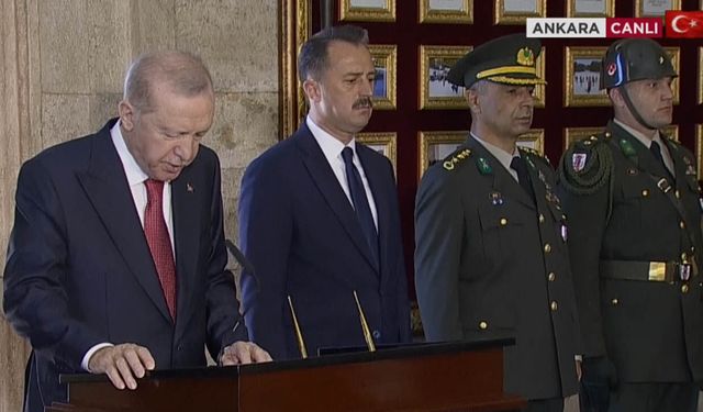 Erdoğan, Anıtkabir Özel Defteri'ni İmzaladı!