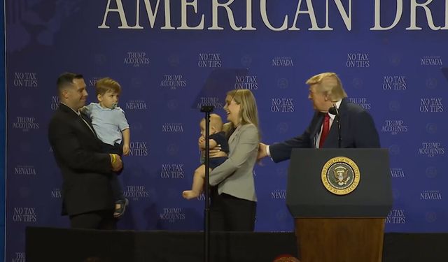 Trump küçük çocuğu son anda kurtardı! Sahnede hızlı müdahale