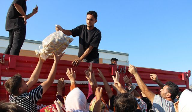 150 bin TL'lik patatesi bedavaya dağıttı! Helal olsun dedirten hareket