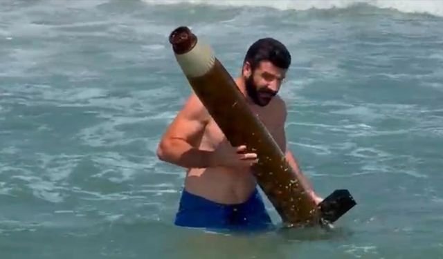 Denize girdi, hayatının şokunu yaşadı! Paniğe sebep oldu