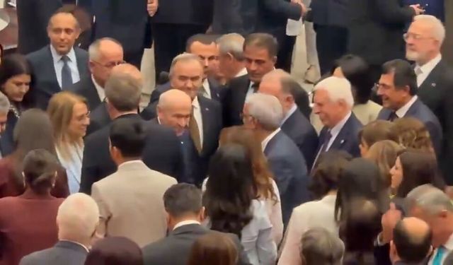 Meclis'te tarihi görüntüler... Bahçeli'den anlamlı jest