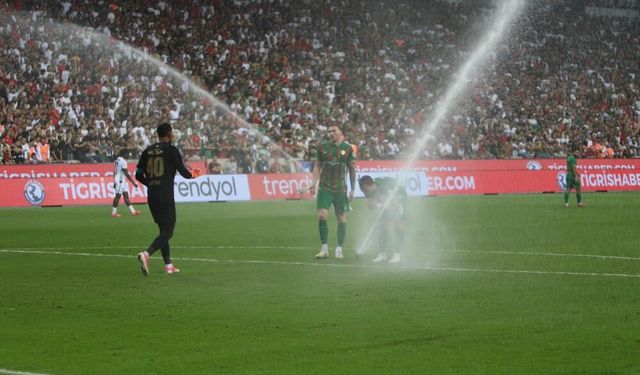 Futbolcular neye uğradığını şaşırdı! Amed Beşiktaş maçını durduran olay