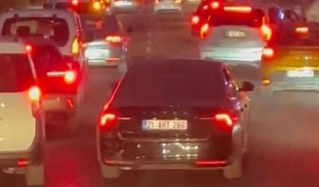 Yazıklar olsun! Yapılan anonsa rağmen itfaiyeye yol vermedi