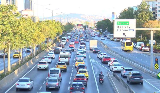 İstanbul'da okullar açıldı! Trafik yoğunluğu başladı