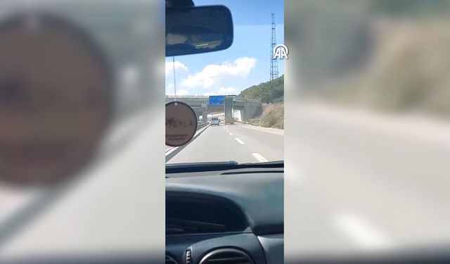 Çekmeköy'de hafriyat kamyonu üst geçide çarptı!