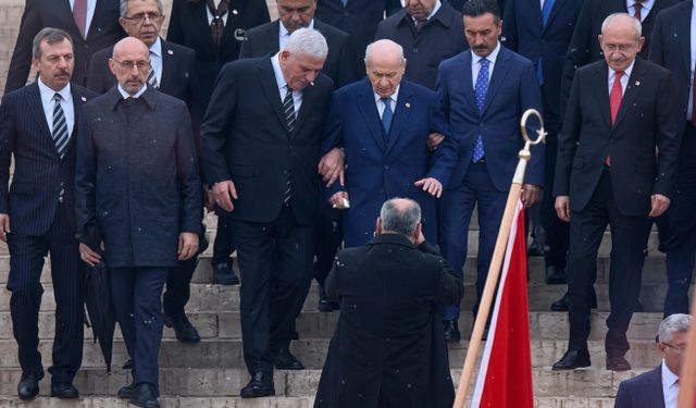 Anıtkabir’de dikkat çeken anlar: Dervişoğlu Bahçeli’nin koluna girdi