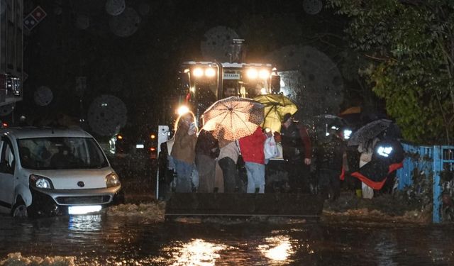 İstanbul'da sel hayatı felç etti! Yollar göle döndü araçlar suya gömüldü