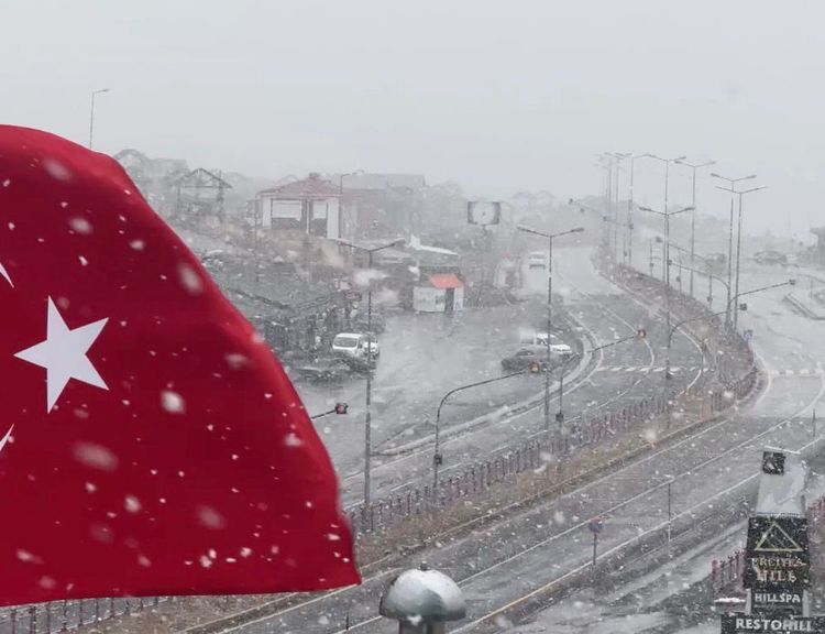 Erciyes'te hasretle beklenen kar başladı