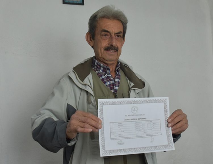 Azmi ‘helal olsun’ dedirtti! Liseyi 70 yaşında bitirdi