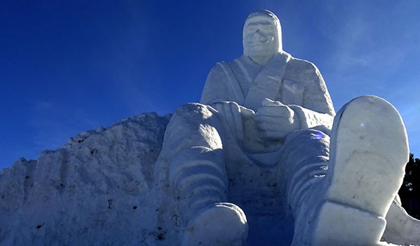 Sarıkamış şehitleri anısına kardan heykeller