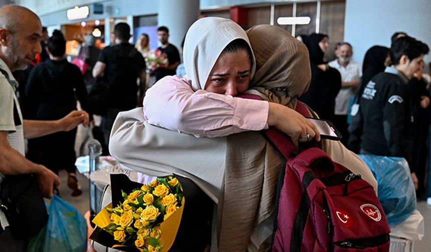 Hacılar yurda dönmeye başladı! Aileler ile duygusal anlar yaşandı…