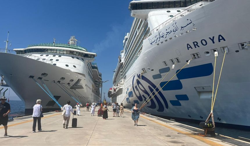 Peşe peşe yanaştılar Bodrum'a binlerce kişi bıraktılar