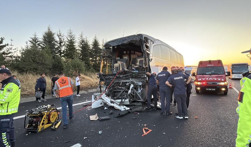 İstanbul'a geliyordu! Yolcu otobüsü ile kamyon çarpıştı: Ölü ve yaralılar var