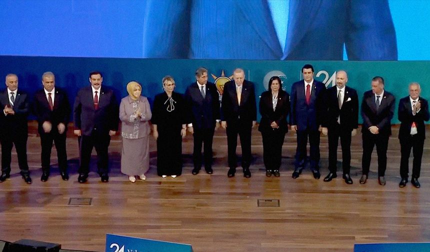 AK Parti'ye katılan yeni isimler! Rozetlerini Erdoğan taktı
