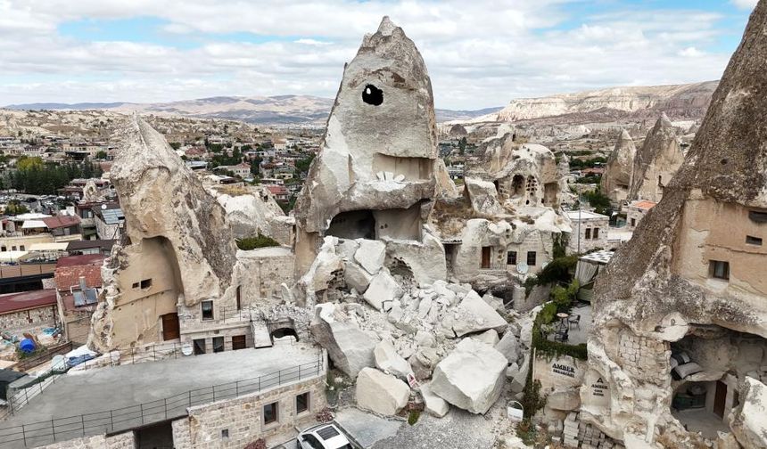 Kapadokya'da peribacası çöktü! Yaralılar var