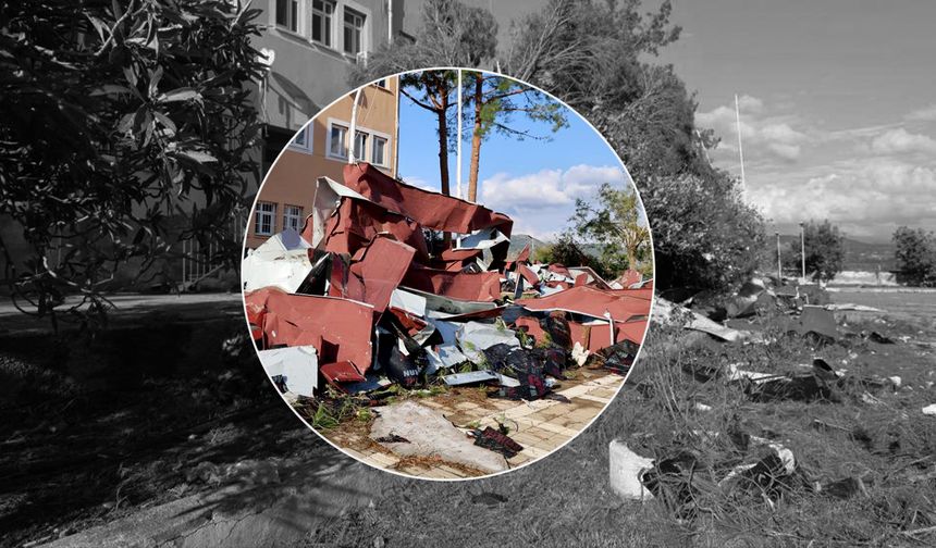 Hortum faciası! Öğrenciler okuldayken çatıyı uçurdu, ağaçları devirdi